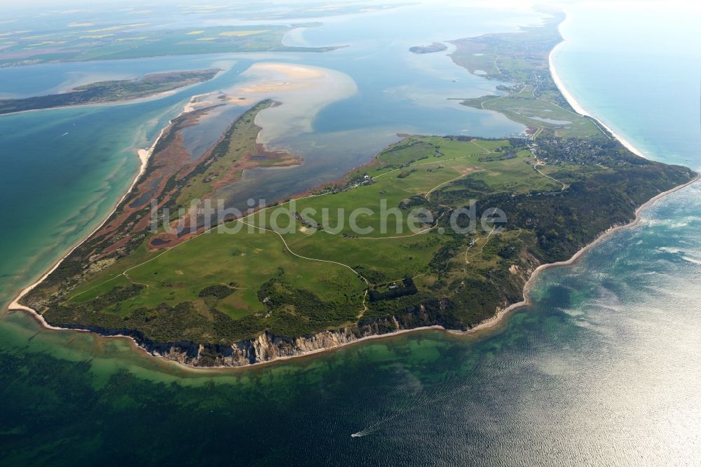 Luftaufnahme Insel Hiddensee - Küsten- Landschaft an der Steilküste der Insel Hiddensee im Bundesland Mecklenburg-Vorpommern