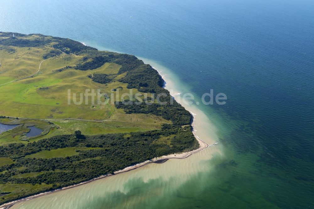 Insel Hiddensee aus der Vogelperspektive: Küsten- Landschaft an der Steilküste der Insel Hiddensee im Bundesland Mecklenburg-Vorpommern