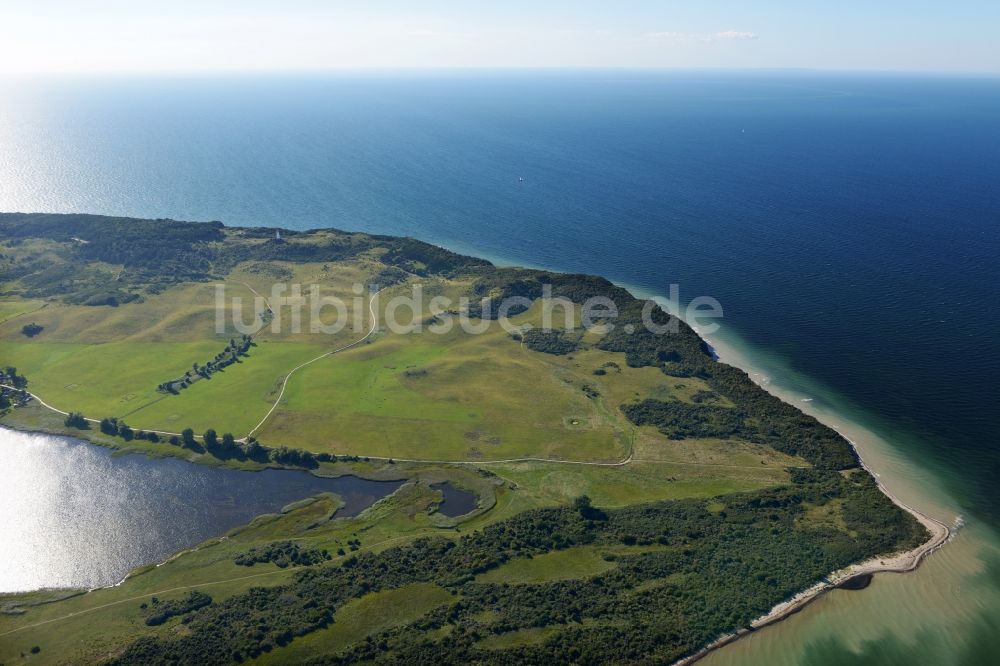 Insel Hiddensee aus der Vogelperspektive: Küsten- Landschaft an der Steilküste der Insel Hiddensee im Bundesland Mecklenburg-Vorpommern