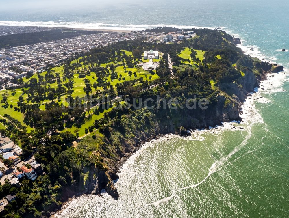 San Francisco aus der Vogelperspektive: Küsten- Landschaft an der Steilküste der Lands End in San Francisco in Kalifornien, USA