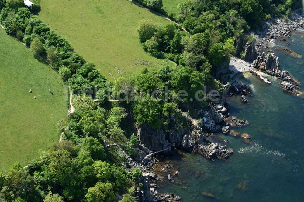 Gudhjem aus der Vogelperspektive: Küsten- Landschaft an der Steilküste der Ostsee auf der Insel Bornholm in Gudhjem in Region Hovedstaden, Dänemark