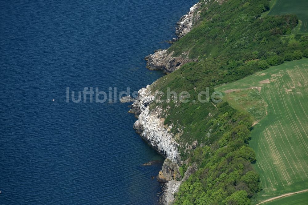 Luftaufnahme Hasle - Küsten- Landschaft an der Steilküste der Ostsee der Insel Bornholm in Hasle in Region Hovedstaden, Dänemark