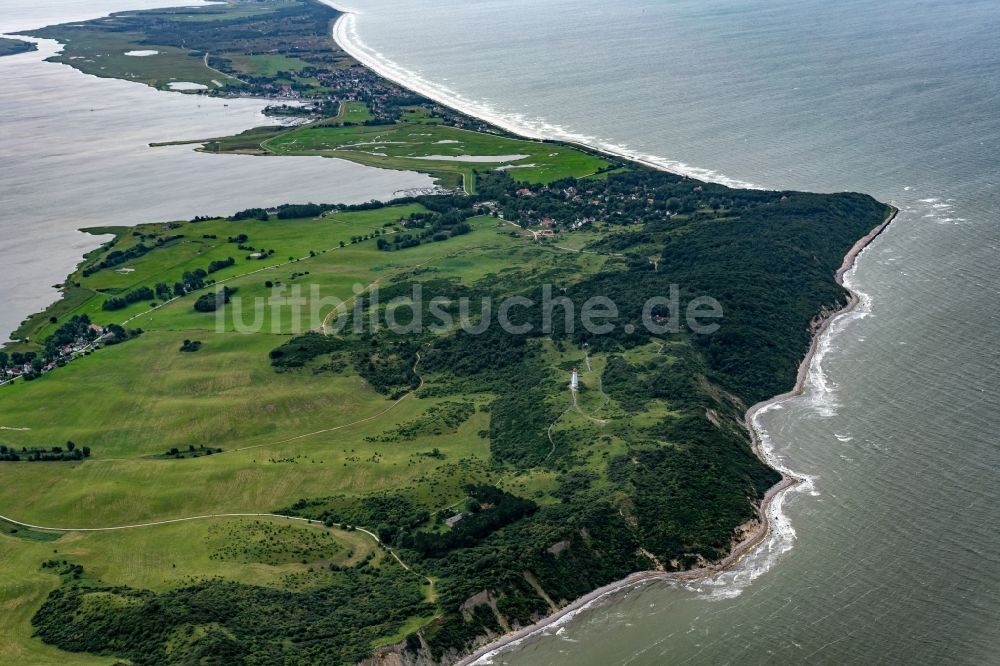 Insel Hiddensee aus der Vogelperspektive: Küsten- Landschaft an der Steilküste der Ostsee auf der Insel Hiddensee im Bundesland Mecklenburg-Vorpommern, Deutschland