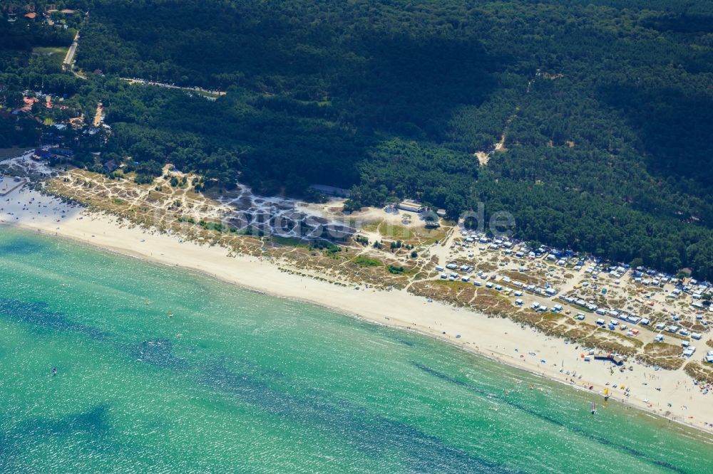 Prerow aus der Vogelperspektive: Küsten- und Waldlandschaft am Sandstrand der Ostsee in Prerow im Bundesland , Deutschland