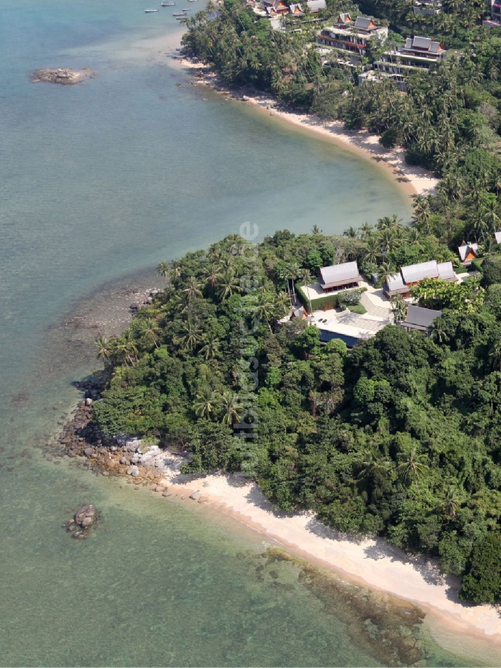 Choeng Thale aus der Vogelperspektive: Küstenabschnitt bei Choeng Thale auf der Insel Phuket in Thailand