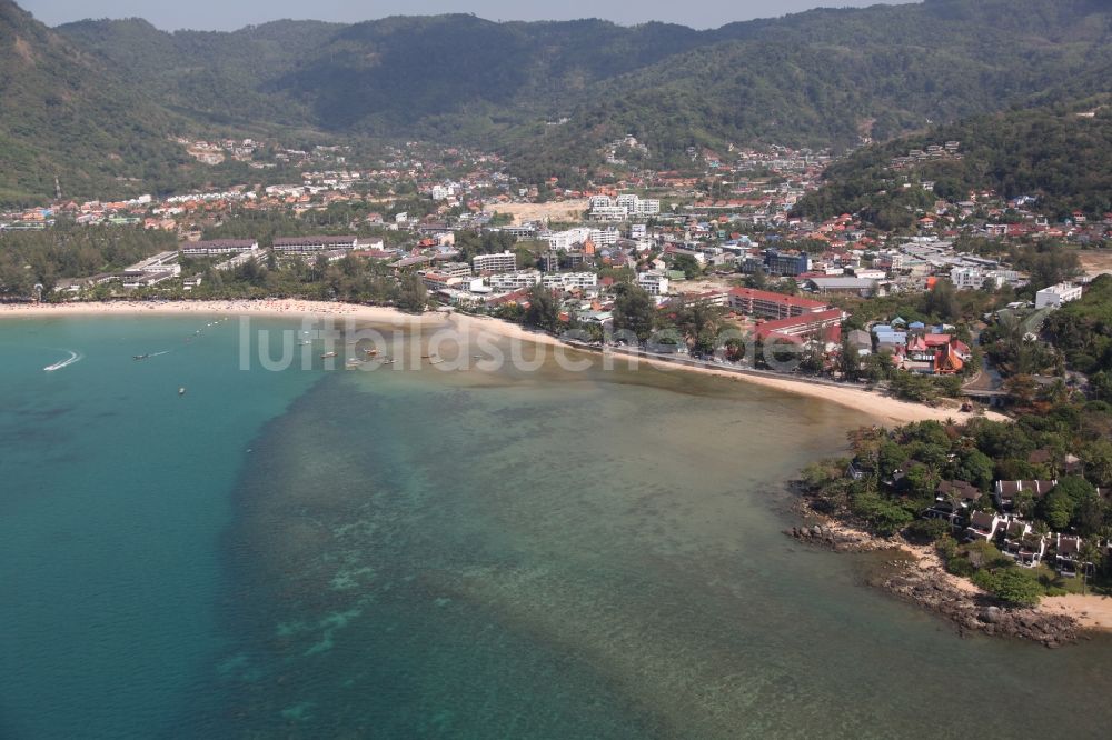 Kammala von oben - Küstenabschnitt bei Kammala auf der Insel Phuket in Thailand