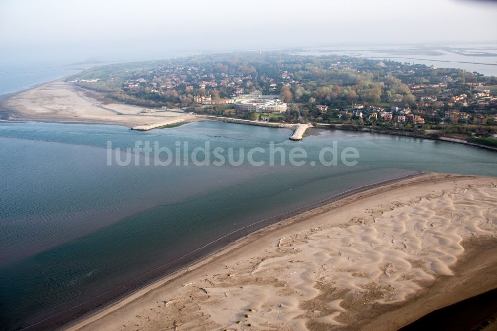 Luftaufnahme Isola Albarella - Küstenbereich der Adria - Insel in Isola Albarella in Venetien, Italien