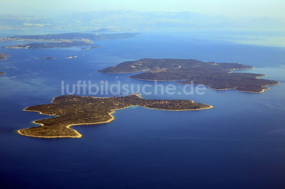 Drvenik Veli von oben - Küstenbereich Adriatisches Meer - Insel in Drvenik Veli in Splitsko-dalmatinska zupanija, Kroatien