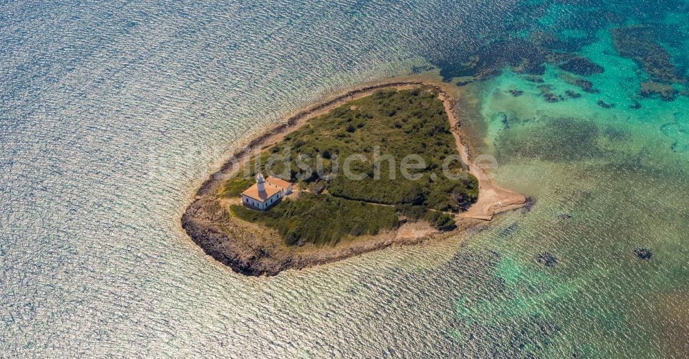 Alcudia aus der Vogelperspektive: Küstenbereich Alcanada Lighthouse - Insel in der Bucht von Alcudia in Alcudia in Balearische Insel Mallorca, Spanien