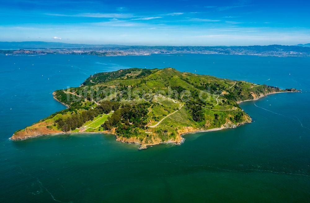 Belvedere Tiburon von oben - Küstenbereich der Angel Island - Insel in Belvedere Tiburon in USA