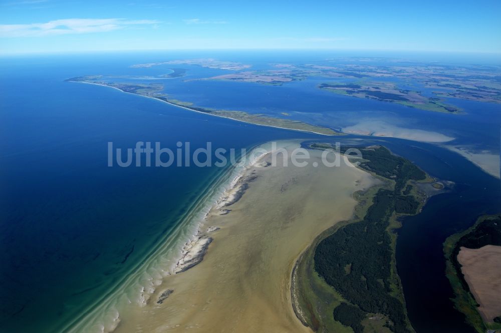 Insel Hiddensee aus der Vogelperspektive: Küstenbereich der Bock - Insel westlich der Insel Hiddensee im Bundesland Mecklenburg-Vorpommern