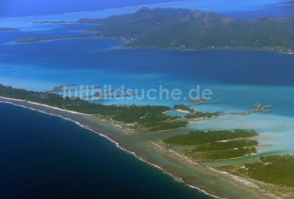 Bora-Bora aus der Vogelperspektive: Küstenbereich der Bora-Bora - Insel in Iles Sous-le-Vent, Französisch-Polynesien