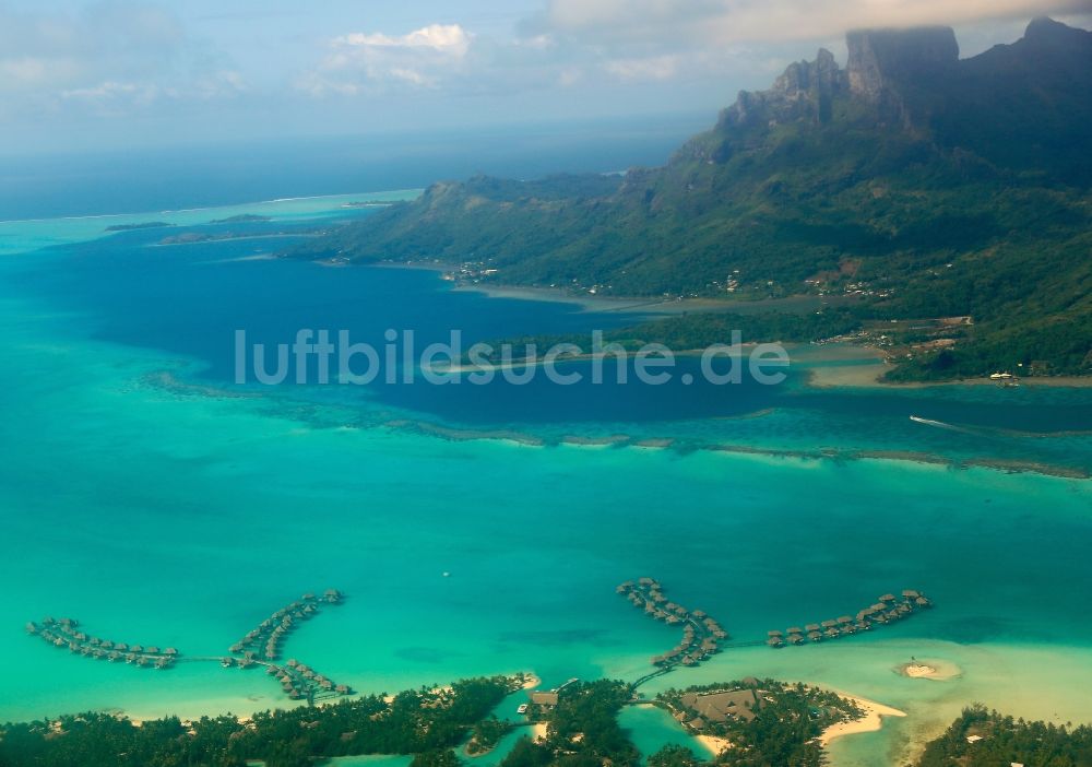 Luftbild Bora-Bora - Küstenbereich der Bora-Bora - Insel in Iles Sous-le-Vent, Französisch-Polynesien