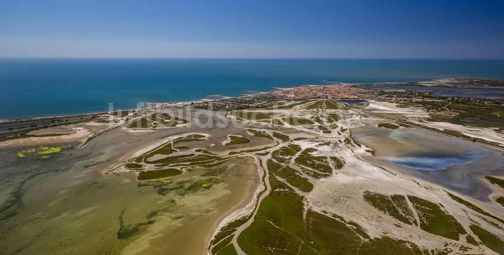 Saintes-Maries-de-la-Mer aus der Vogelperspektive: Küstenbereich und Dünenlandschaft der Camargue bei Saintes-Maries-de-la-Mer in Frankreich