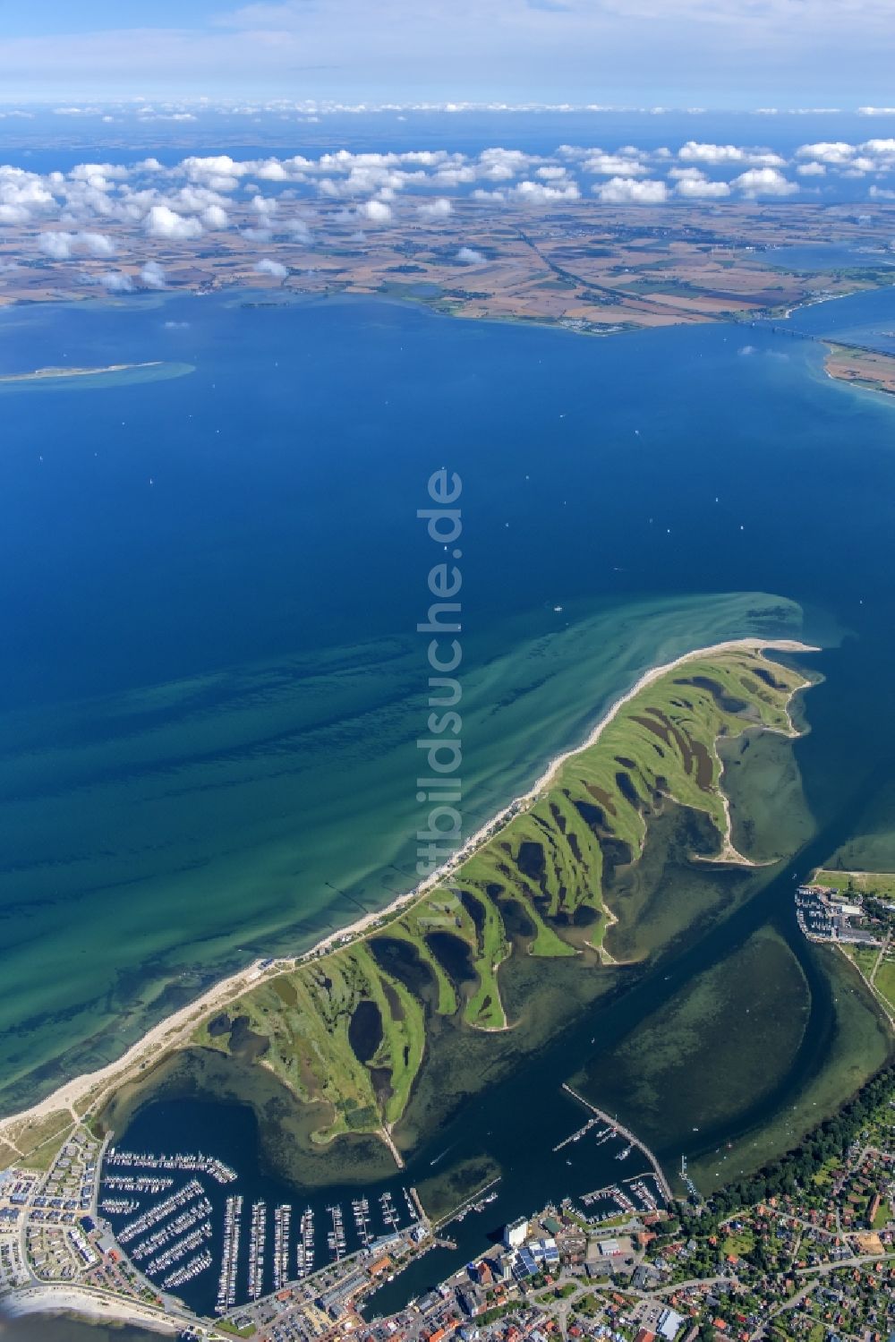 Heiligenhafen von oben - Küstenbereich der Halb- Insel Graswarder - Heilgenhafen in Großenbrode im Bundesland Schleswig-Holstein