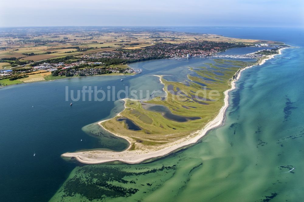 Heiligenhafen von oben - Küstenbereich der Halb- Insel Graswarder - Heilgenhafen in Großenbrode im Bundesland Schleswig-Holstein