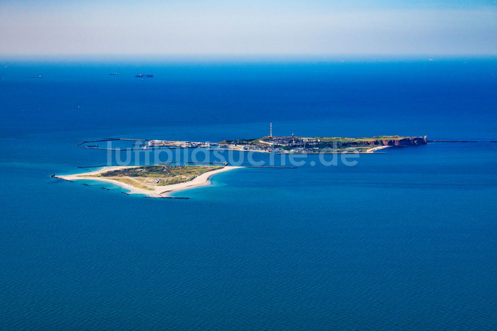 Helgoland von oben - Küstenbereich der Insel Düne mit Flugplatz in Helgoland im Bundesland Schleswig-Holstein, Deutschland