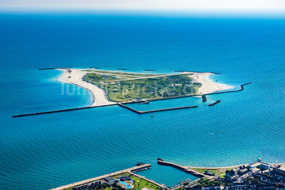 Luftaufnahme Helgoland - Küstenbereich der Insel Düne mit Flugplatz in Helgoland im Bundesland Schleswig-Holstein, Deutschland