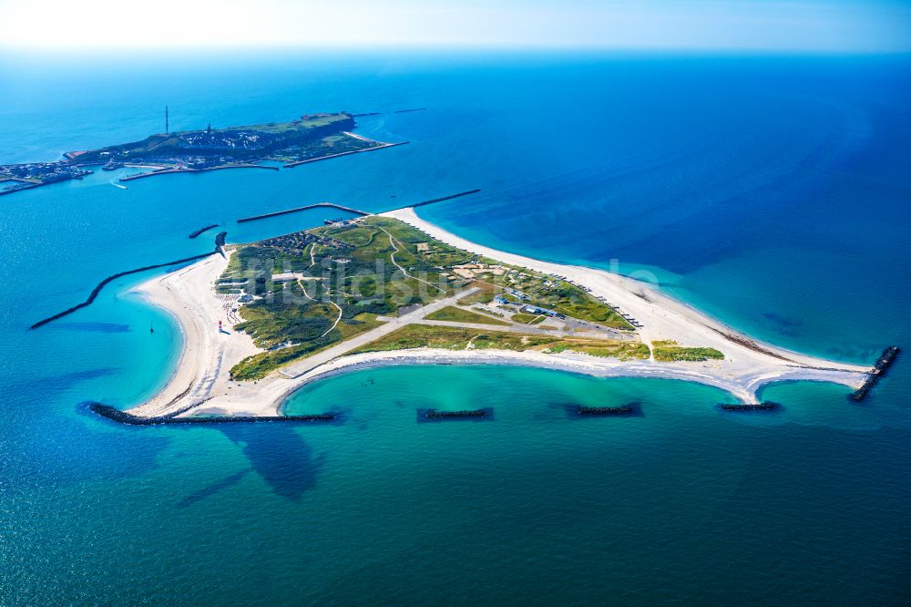 Helgoland aus der Vogelperspektive: Küstenbereich der Insel Düne mit Flugplatz in Helgoland im Bundesland Schleswig-Holstein, Deutschland