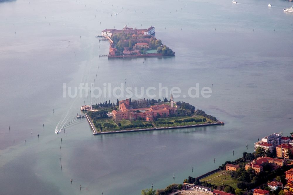 Luftaufnahme Venezia - Küstenbereich der Isola Di San Lazzaro und San Servolo - Insel in Lido in Veneto, Italien