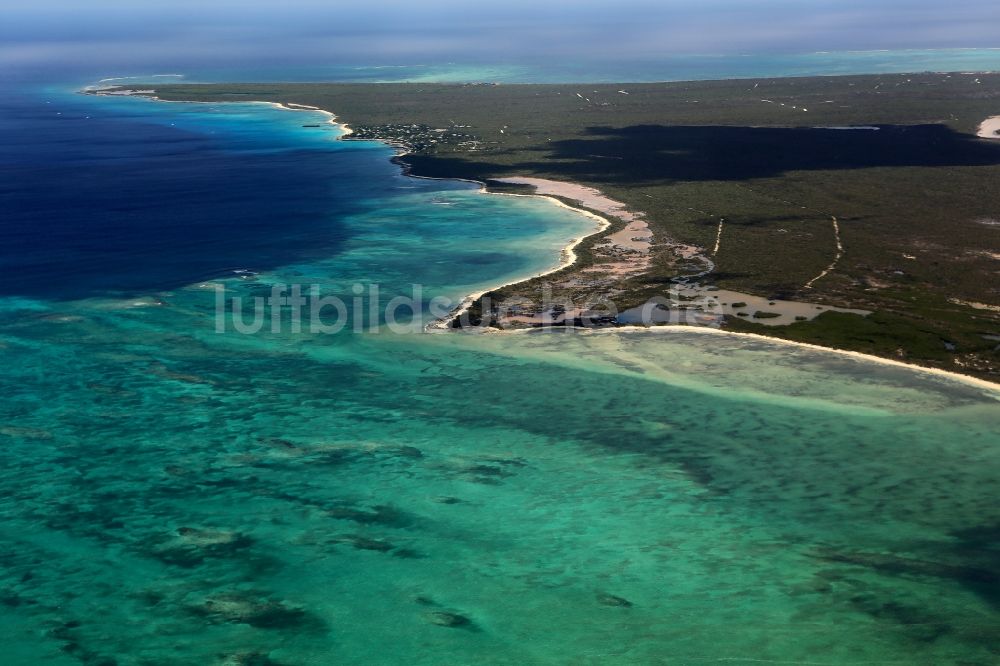 Luftaufnahme Cave Cay - Küstenbereich der karibischen Südsee - Inseln in Cave Cay Island, Bahamas