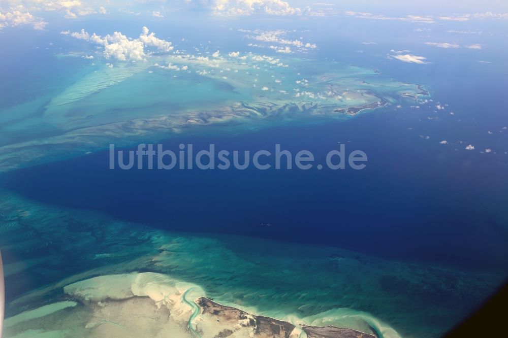 Luftaufnahme Karibische Inseln - Küstenbereich der karibischen Südsee - Inseln in in Ragged Island, Bahamas