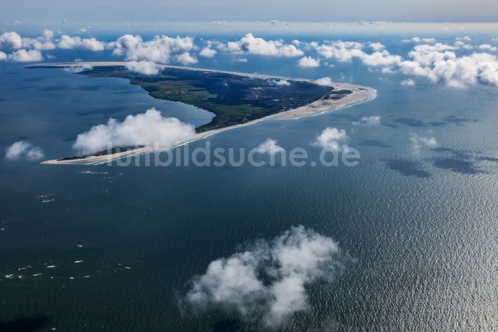 Amrum aus der Vogelperspektive: Küstenbereich der nordfriesischen Nordsee- Insel Amrum im Bundesland Schleswig-Holstein, Deutschland