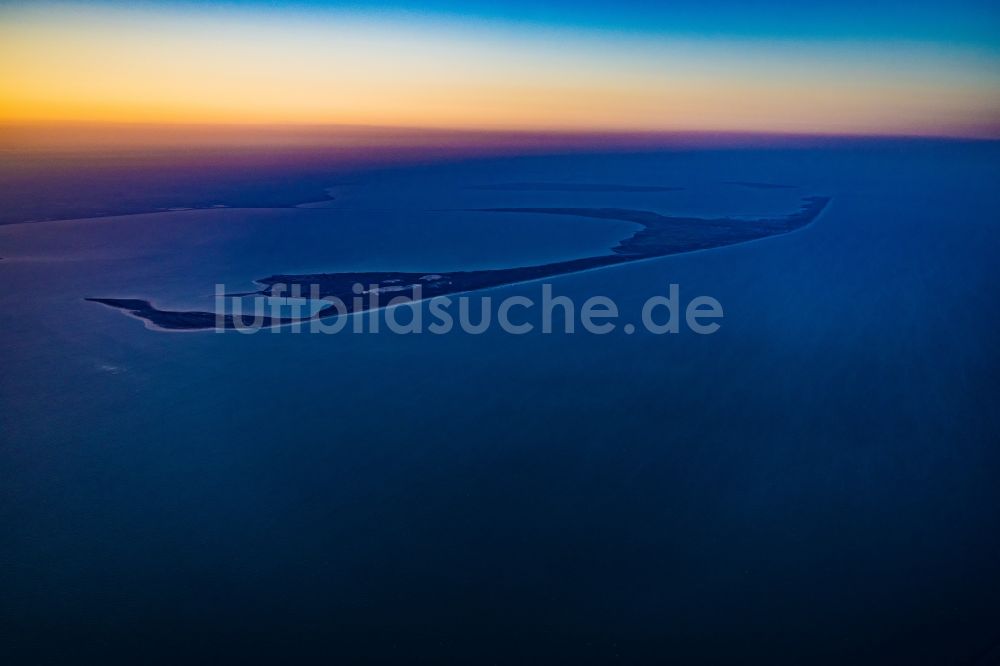 Sylt aus der Vogelperspektive: Küstenbereich der nordfriesischen Nordsee-Insel Sylt im Sonnenaufgang im Bundesland Schleswig-Holstein, Deutschland