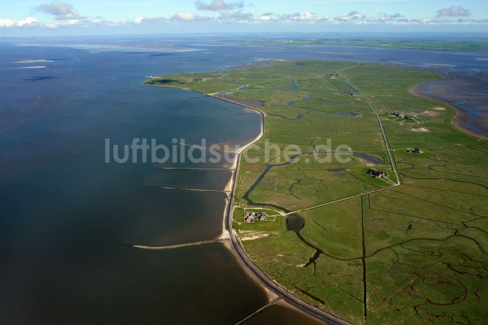 Hooge von oben - Küstenbereich der Nordsee- Hallig - Insel in Hooge im Bundesland Schleswig-Holstein