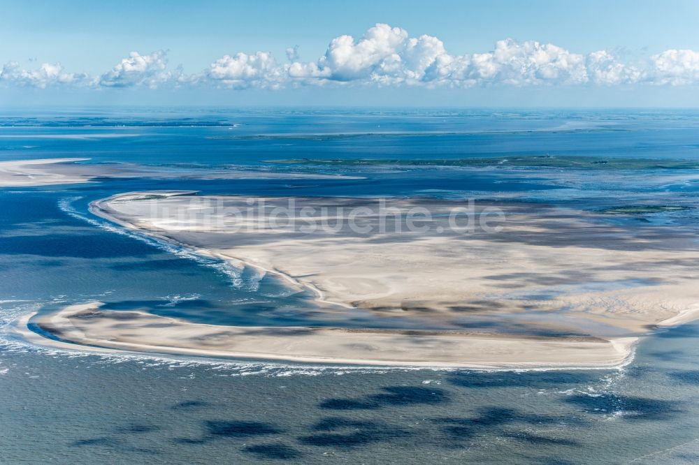 Luftaufnahme Hooge - Küstenbereich der Nordsee- Hallig - Insel in Hooge im Bundesland Schleswig-Holstein