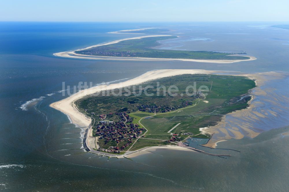 Baltrum aus der Vogelperspektive: Küstenbereich Nordsee - Insel in Baltrum im Bundesland Niedersachsen, Deutschland