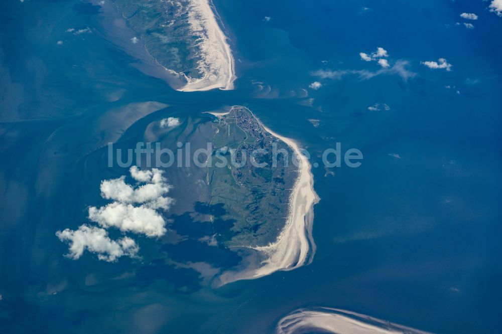 Baltrum aus der Vogelperspektive: Küstenbereich Nordsee - Insel in Baltrum im Bundesland Niedersachsen, Deutschland