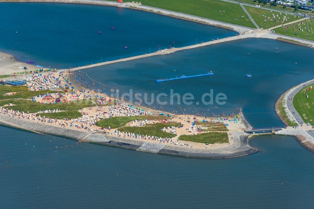 Büsum aus der Vogelperspektive: Küstenbereich der Nordsee - Insel in Büsum im Bundesland Schleswig-Holstein