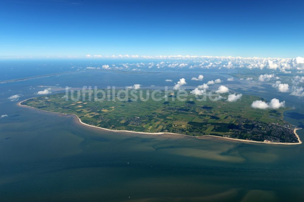 Nieblum von oben - Küstenbereich der Nordsee - Insel Föhr in Nieblum im Bundesland Schleswig-Holstein