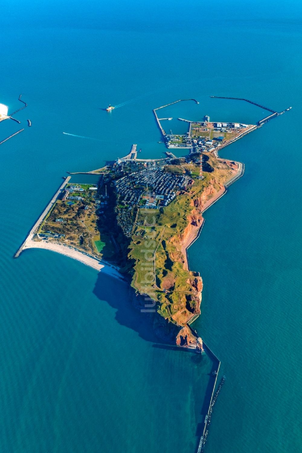 Helgoland aus der Vogelperspektive: Küstenbereich der Nordsee - Insel Helgoland mit dem Lummenfelsen im Bundesland Schleswig-Holstein