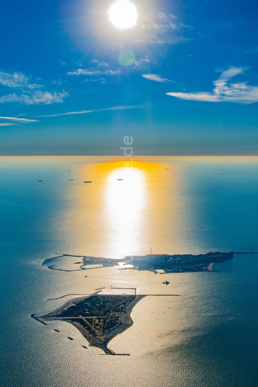 Luftaufnahme Helgoland - Küstenbereich der Nordsee - Insel Helgoland mit dem Lummenfelsen im Bundesland Schleswig-Holstein