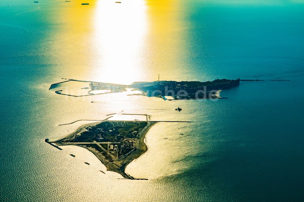 Helgoland von oben - Küstenbereich der Nordsee - Insel Helgoland mit dem Lummenfelsen im Bundesland Schleswig-Holstein