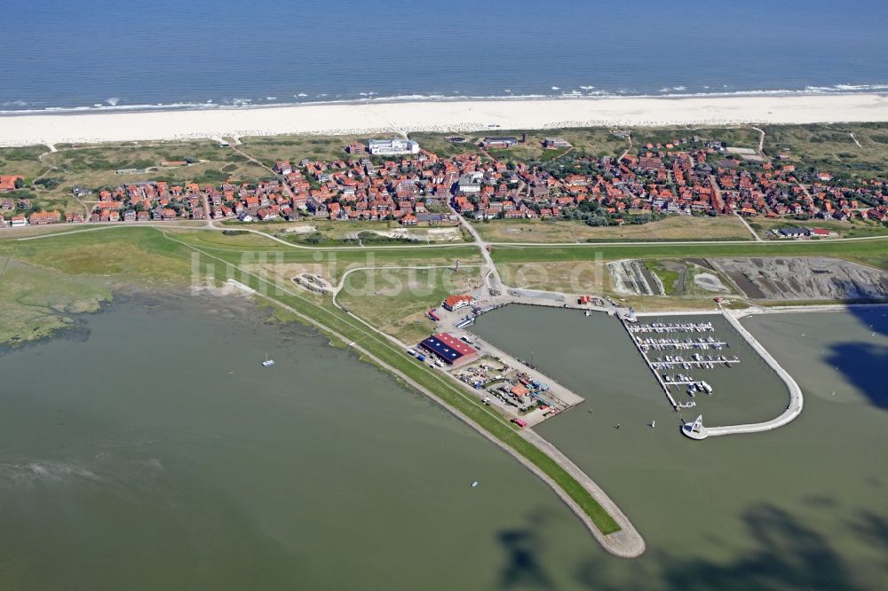 Juist von oben - Küstenbereich der Nordsee - Insel in Juist im Bundesland Niedersachsen