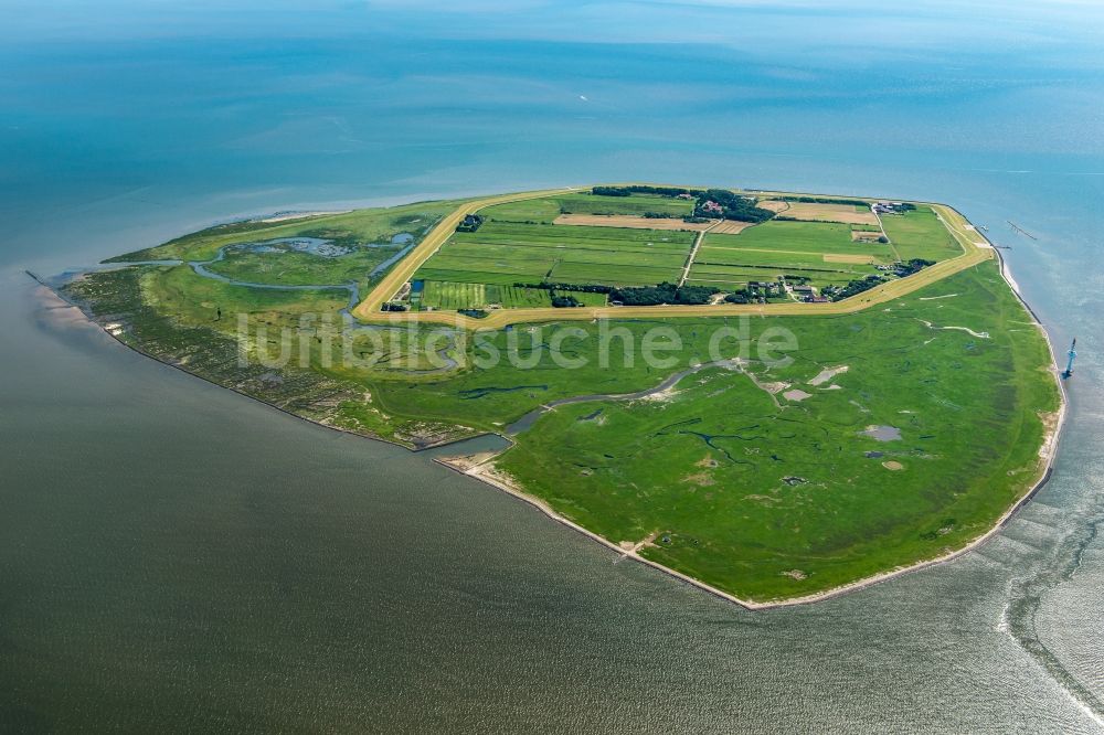 Insel Neuwerk von oben - Küstenbereich der Nordsee - Insel Neuwerk im Bundesland Niedersachsen, Deutschland