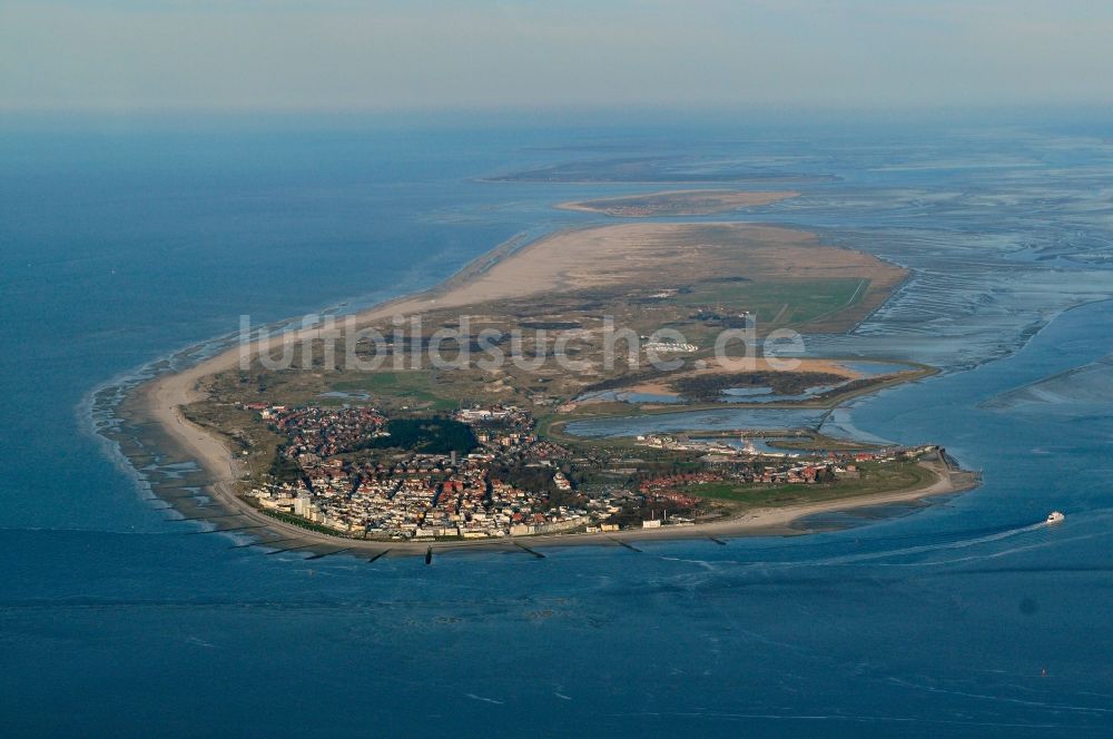 Norderney von oben - Küstenbereich der Nordsee - Insel in Norderney im Bundesland Niedersachsen