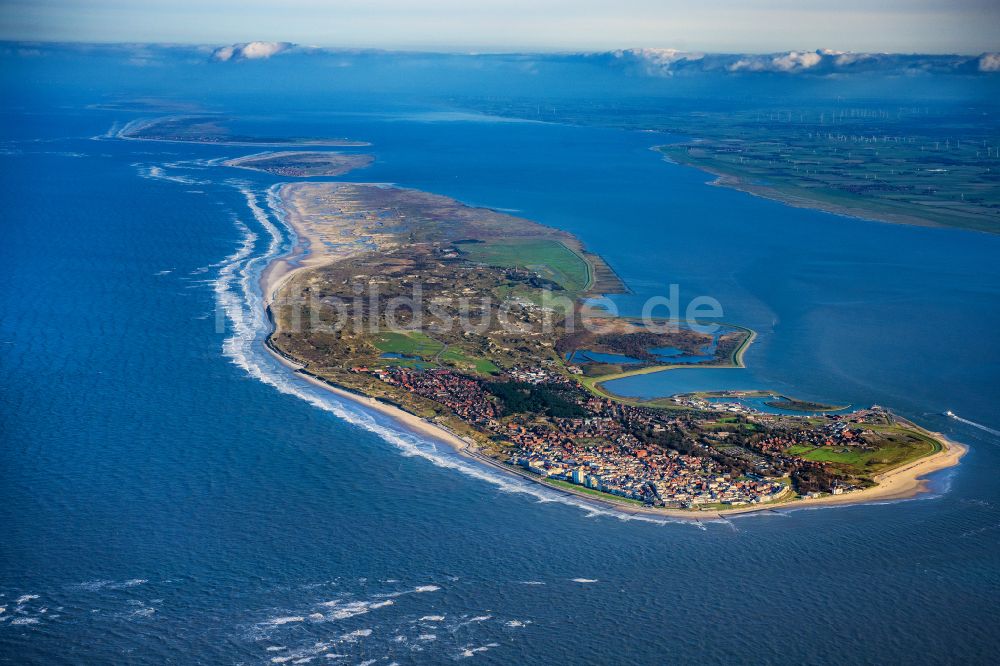 Norderney von oben - Küstenbereich der Nordsee- Insel in Norderney im Bundesland Niedersachsen, Deutschland