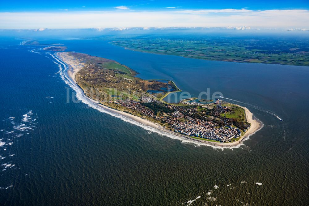 Norderney aus der Vogelperspektive: Küstenbereich der Nordsee- Insel in Norderney im Bundesland Niedersachsen, Deutschland