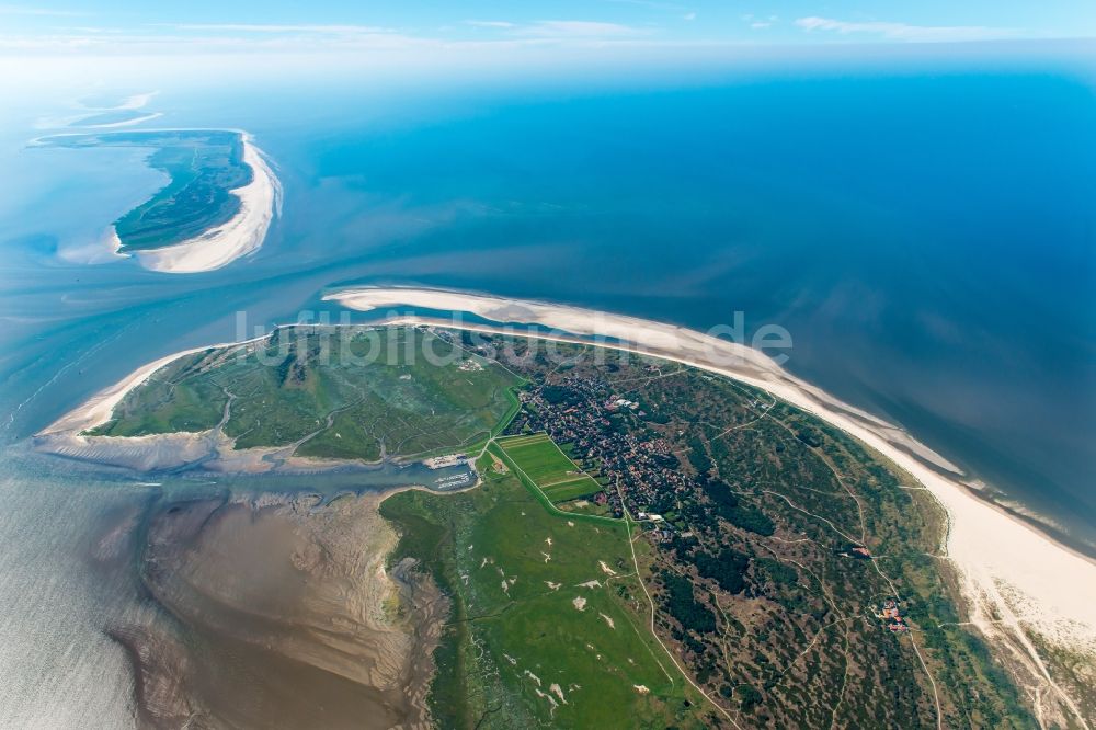 Spiekeroog von oben - Küstenbereich der Nordsee - Insel in Spiekeroog im Bundesland Niedersachsen