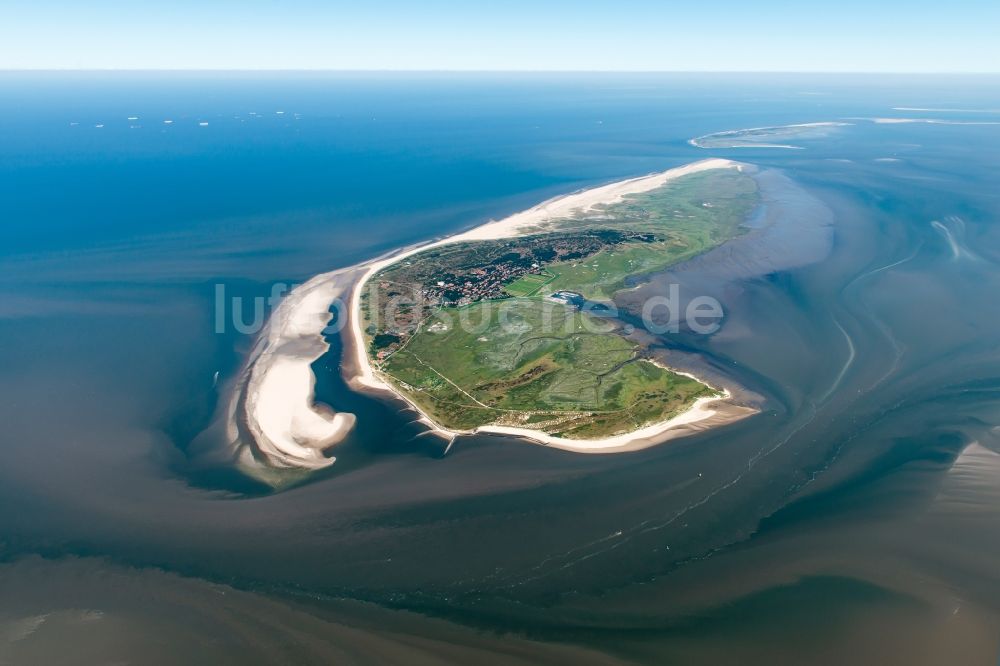 Spiekeroog aus der Vogelperspektive: Küstenbereich der Nordsee - Insel in Spiekeroog im Bundesland Niedersachsen