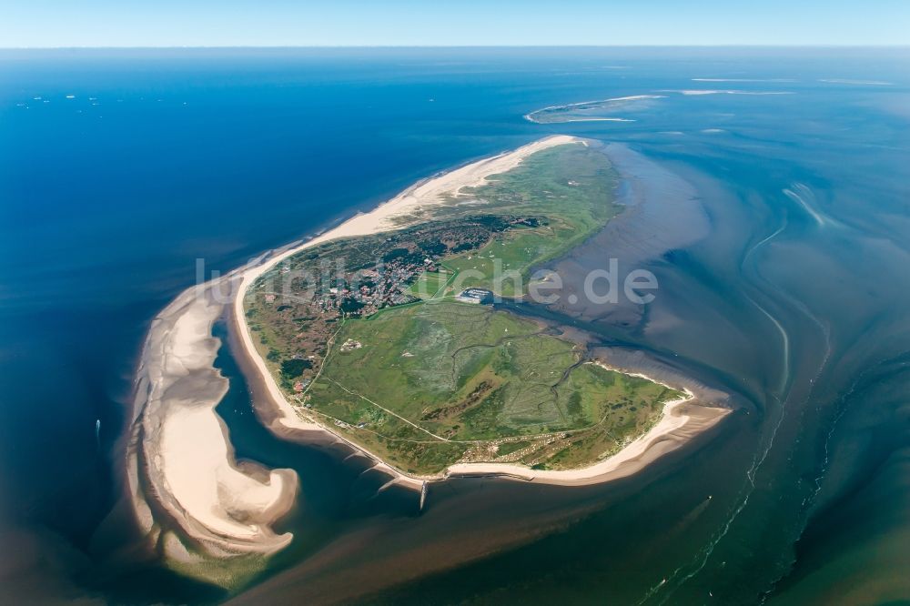 Spiekeroog von oben - Küstenbereich der Nordsee - Insel in Spiekeroog im Bundesland Niedersachsen