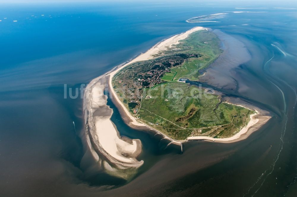 Spiekeroog aus der Vogelperspektive: Küstenbereich der Nordsee - Insel in Spiekeroog im Bundesland Niedersachsen