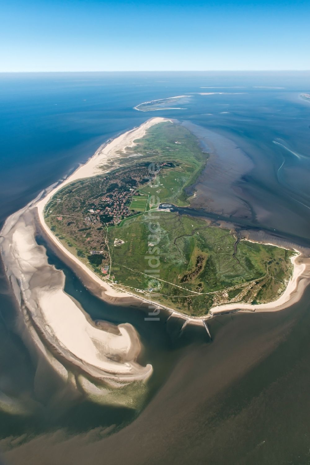 Spiekeroog von oben - Küstenbereich der Nordsee - Insel in Spiekeroog im Bundesland Niedersachsen