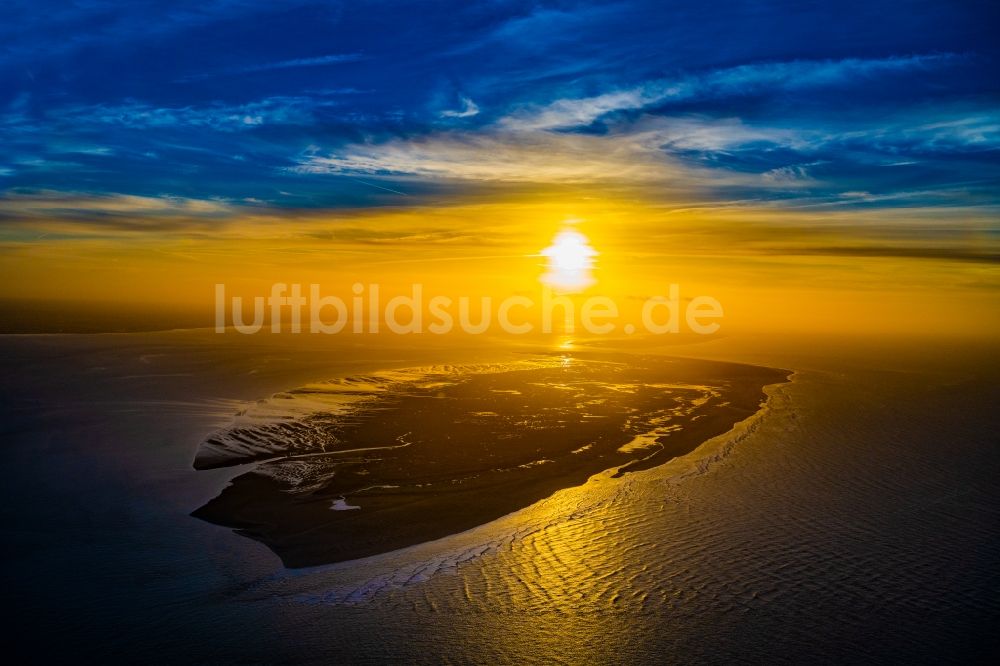 Spiekeroog aus der Vogelperspektive: Küstenbereich der Nordsee - Insel in Spiekeroog im Sonnenuntergang im Bundesland Niedersachsen