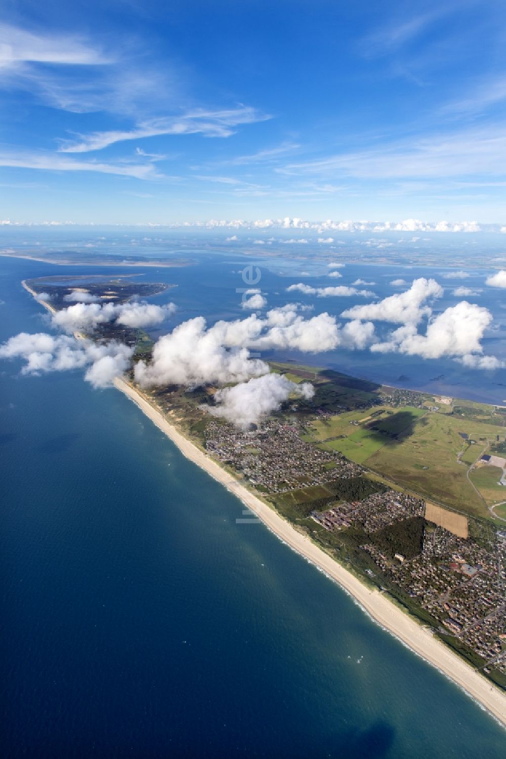 Wenningstedt (Sylt) aus der Vogelperspektive: Küstenbereich der Nordsee - Insel in Wenningstedt (Sylt) im Bundesland Schleswig-Holstein