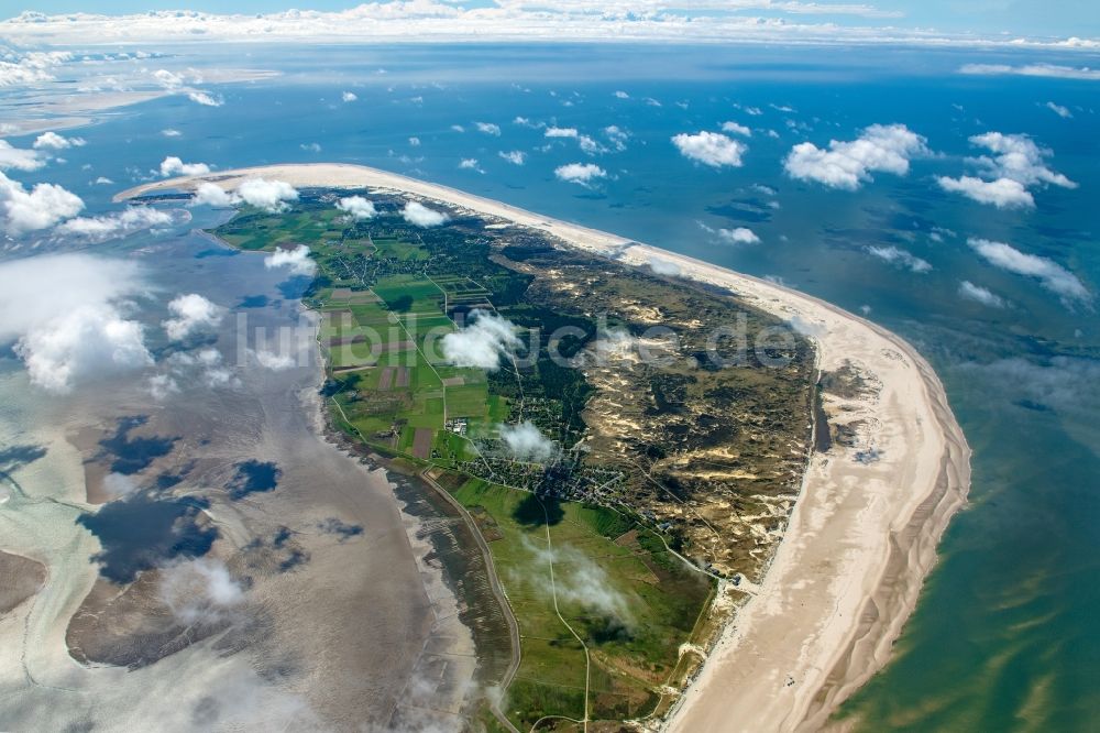 Luftaufnahme Wittdün auf Amrum - Küstenbereich Nordsee - Insel in Wittdün auf Amrum im Bundesland Schleswig-Holstein, Deutschland